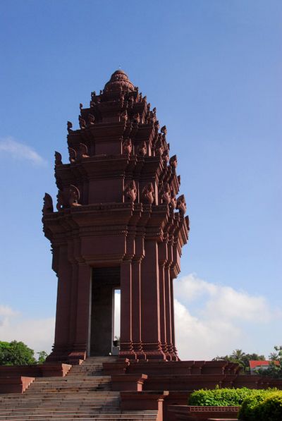 independence monument phnom penh built