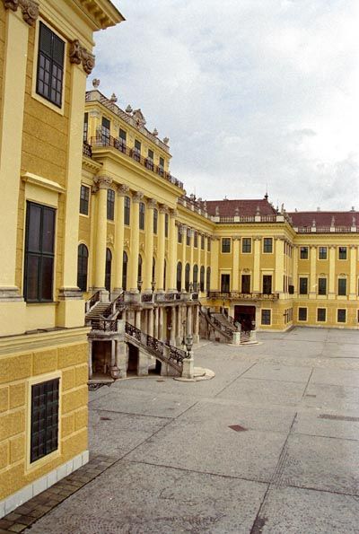 schonbrunn palace building